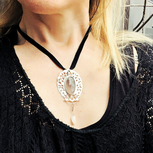 Lichen - Collier style choker: velours noir et pendentif en argent